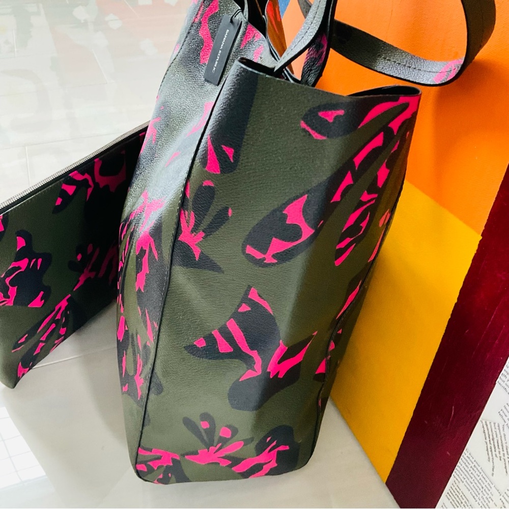 Banana Republic Bundle Graphic Tote Bag and Large Pouch - Picture 7 of 9